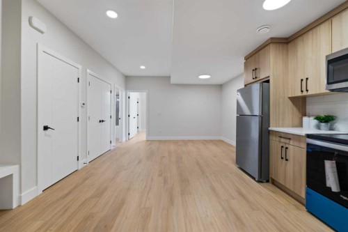 7929 47 Avenue Nw, Calgary, AB - Indoor Photo Showing Kitchen