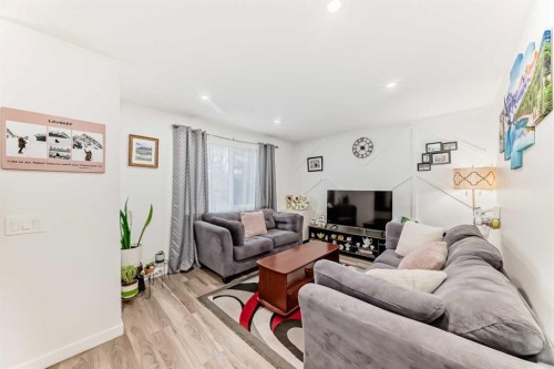 6223 Penedo Way Se, Calgary, AB - Indoor Photo Showing Living Room