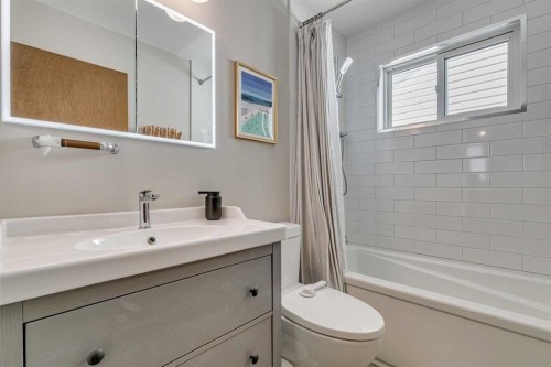 24 Millcrest Road Sw, Calgary, AB - Indoor Photo Showing Bathroom