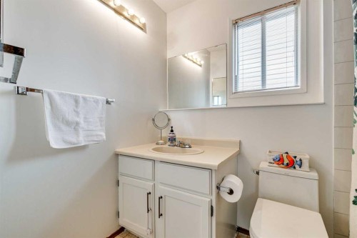 24 Millcrest Road Sw, Calgary, AB - Indoor Photo Showing Bathroom