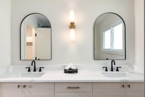 15 Hoover Place Sw, Calgary, AB - Indoor Photo Showing Bathroom