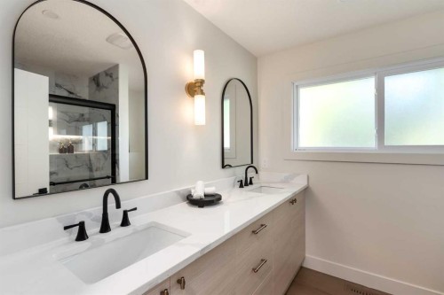 15 Hoover Place Sw, Calgary, AB - Indoor Photo Showing Bathroom