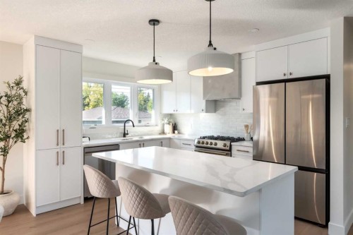 15 Hoover Place Sw, Calgary, AB - Indoor Photo Showing Kitchen With Upgraded Kitchen