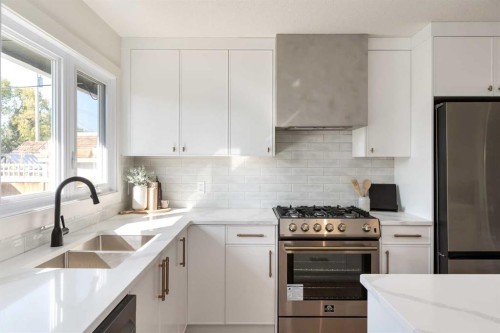 15 Hoover Place Sw, Calgary, AB - Indoor Photo Showing Kitchen With Double Sink With Upgraded Kitchen