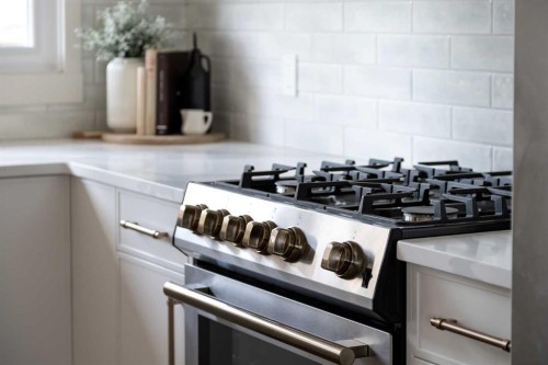 15 Hoover Place Sw, Calgary, AB - Indoor Photo Showing Kitchen With Upgraded Kitchen