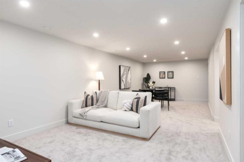 15 Hoover Place Sw, Calgary, AB - Indoor Photo Showing Other Room