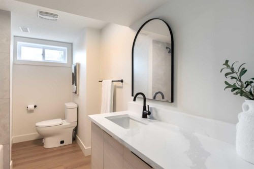 15 Hoover Place Sw, Calgary, AB - Indoor Photo Showing Bathroom