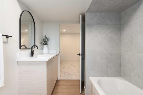 15 Hoover Place Sw, Calgary, AB - Indoor Photo Showing Bathroom