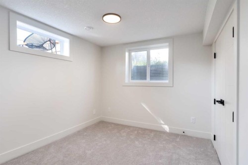 15 Hoover Place Sw, Calgary, AB - Indoor Photo Showing Other Room