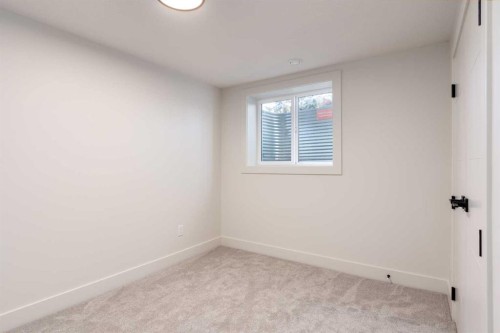 15 Hoover Place Sw, Calgary, AB - Indoor Photo Showing Other Room