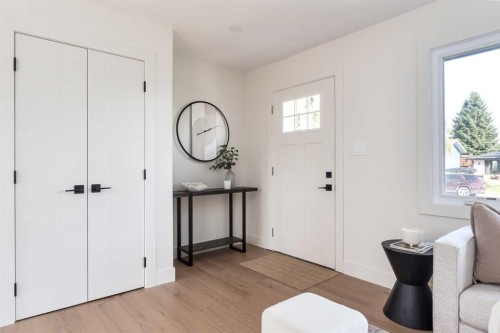 15 Hoover Place Sw, Calgary, AB - Indoor Photo Showing Other Room