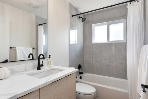 15 Hoover Place Sw, Calgary, AB - Indoor Photo Showing Bathroom