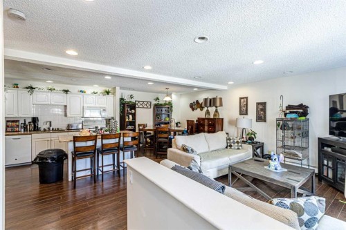 1-6-8 Huntley Close Ne, Calgary, AB - Indoor Photo Showing Living Room