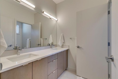 69 Shawnee Green Sw, Calgary, AB - Indoor Photo Showing Bathroom