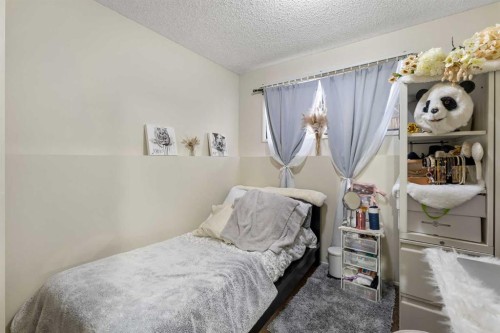 423 10 Avenue Ne, Calgary, AB - Indoor Photo Showing Bedroom
