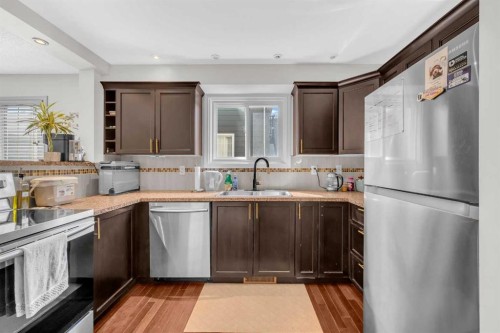 252 21 Avenue Ne, Calgary, AB - Indoor Photo Showing Kitchen