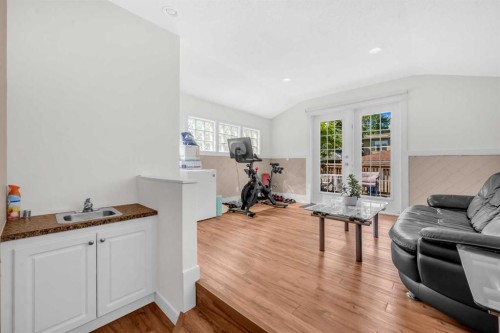 252 21 Avenue Ne, Calgary, AB - Indoor