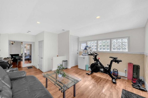 252 21 Avenue Ne, Calgary, AB - Indoor Photo Showing Living Room