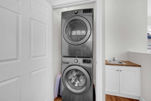 252 21 Avenue Ne, Calgary, AB - Indoor Photo Showing Laundry Room