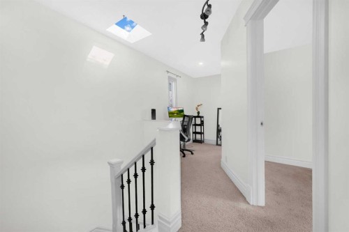 252 21 Avenue Ne, Calgary, AB - Indoor Photo Showing Other Room