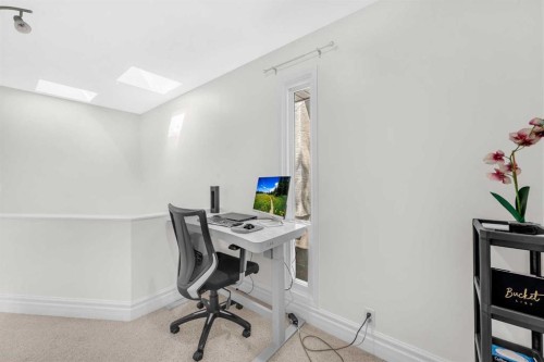 252 21 Avenue Ne, Calgary, AB - Indoor Photo Showing Office