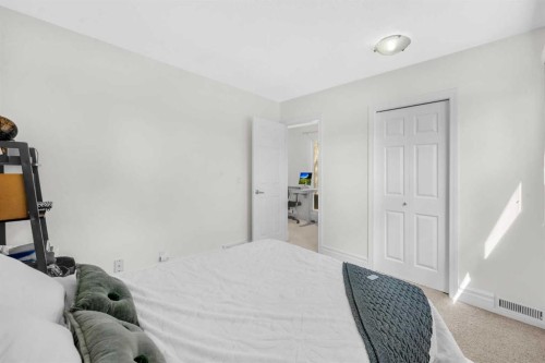 252 21 Avenue Ne, Calgary, AB - Indoor Photo Showing Bedroom