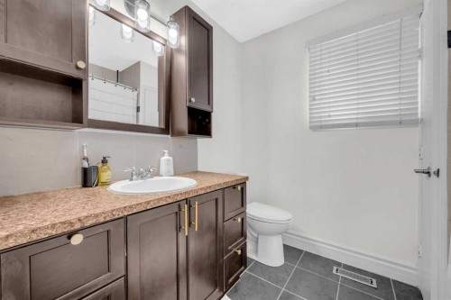 252 21 Avenue Ne, Calgary, AB - Indoor Photo Showing Bathroom
