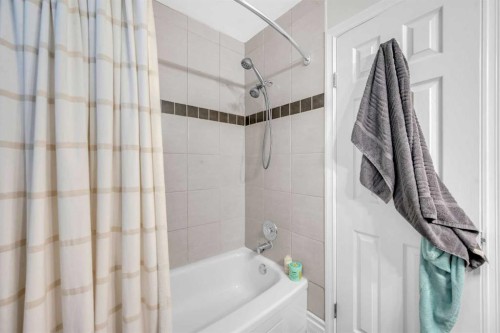 252 21 Avenue Ne, Calgary, AB - Indoor Photo Showing Bathroom
