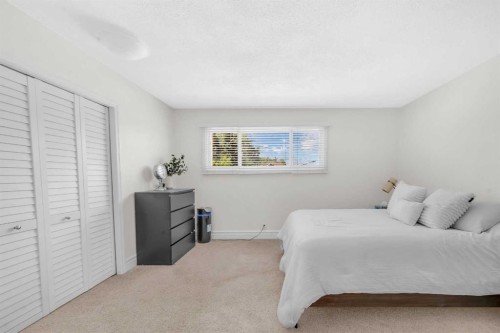 252 21 Avenue Ne, Calgary, AB - Indoor Photo Showing Bedroom