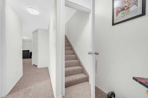 252 21 Avenue Ne, Calgary, AB - Indoor Photo Showing Other Room