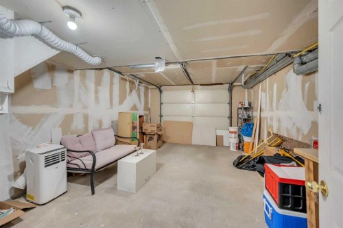 252 21 Avenue Ne, Calgary, AB - Indoor Photo Showing Garage