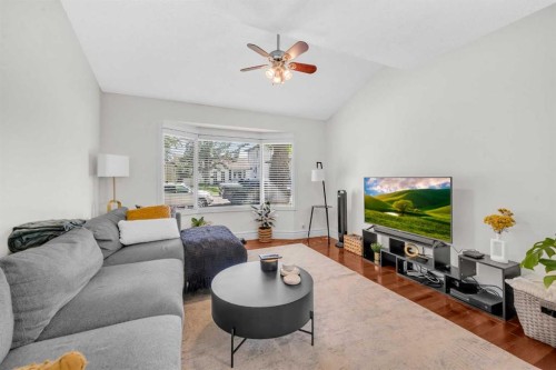 252 21 Avenue Ne, Calgary, AB - Indoor Photo Showing Living Room