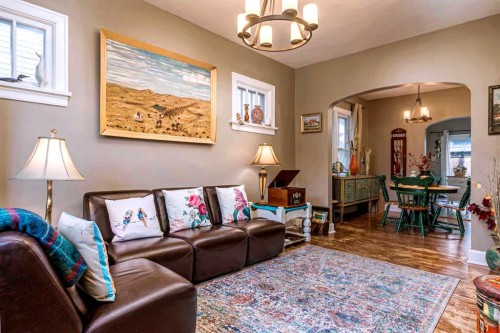 39 34 Avenue Sw, Calgary, AB - Indoor Photo Showing Living Room