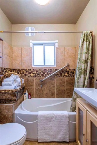 39 34 Avenue Sw, Calgary, AB - Indoor Photo Showing Bathroom