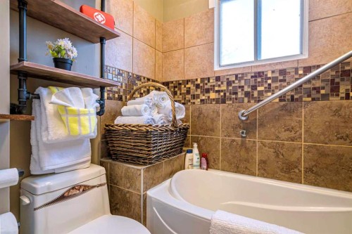 39 34 Avenue Sw, Calgary, AB - Indoor Photo Showing Bathroom