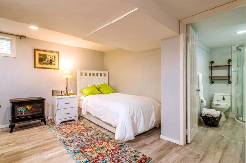 39 34 Avenue Sw, Calgary, AB - Indoor Photo Showing Bedroom