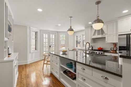3025 Elbow Drive Sw, Calgary, AB - Indoor Photo Showing Kitchen With Upgraded Kitchen