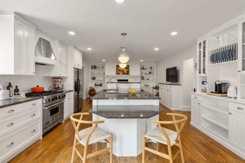 3025 Elbow Drive Sw, Calgary, AB - Indoor Photo Showing Kitchen With Upgraded Kitchen