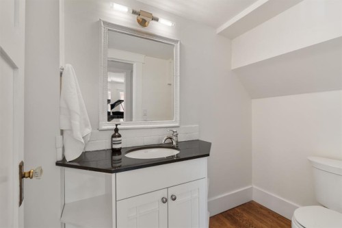 3025 Elbow Drive Sw, Calgary, AB - Indoor Photo Showing Bathroom