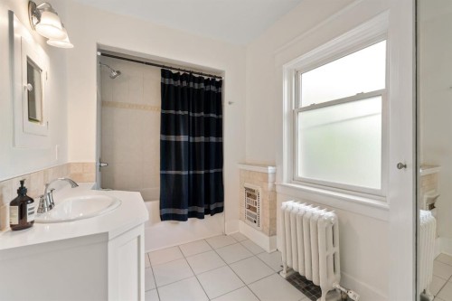 3025 Elbow Drive Sw, Calgary, AB - Indoor Photo Showing Bathroom