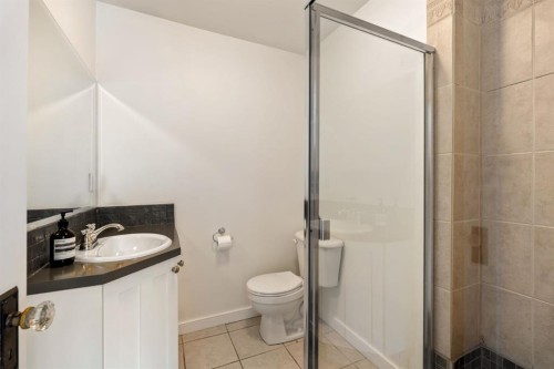 3025 Elbow Drive Sw, Calgary, AB - Indoor Photo Showing Bathroom