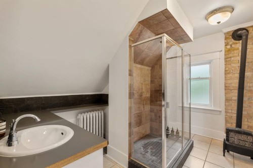 3025 Elbow Drive Sw, Calgary, AB - Indoor Photo Showing Bathroom