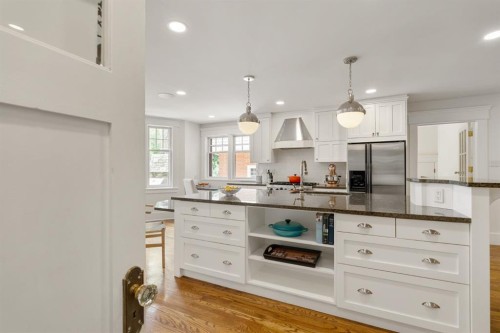 3025 Elbow Drive Sw, Calgary, AB - Indoor Photo Showing Kitchen With Upgraded Kitchen