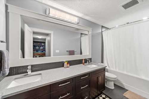 71 Harrison Green, Olds, AB - Indoor Photo Showing Bathroom