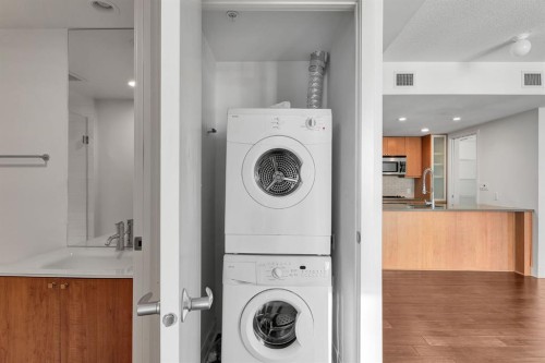 901-1118 12 Avenue Sw, Calgary, AB - Indoor Photo Showing Laundry Room