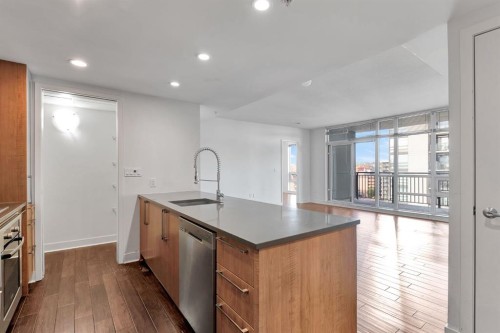 901-1118 12 Avenue Sw, Calgary, AB - Indoor Photo Showing Kitchen With Upgraded Kitchen