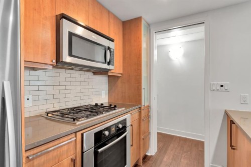 901-1118 12 Avenue Sw, Calgary, AB - Indoor Photo Showing Kitchen With Upgraded Kitchen