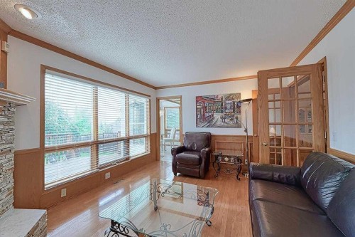 115 Strathaven Circle Sw, Calgary, AB - Indoor Photo Showing Living Room
