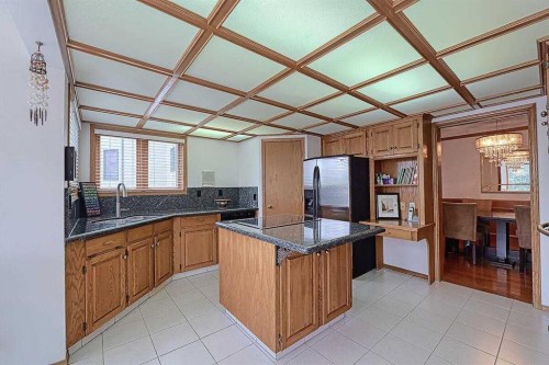115 Strathaven Circle Sw, Calgary, AB - Indoor Photo Showing Kitchen