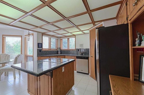115 Strathaven Circle Sw, Calgary, AB - Indoor Photo Showing Kitchen
